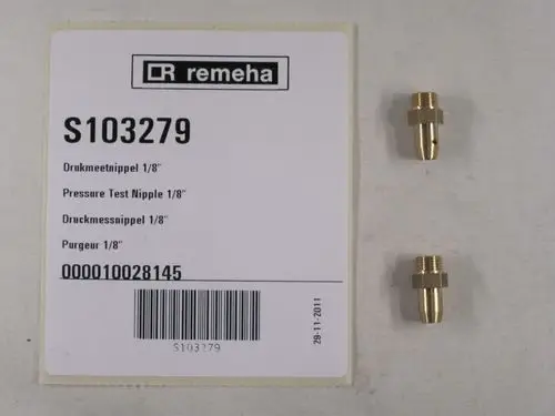Zwei Druckmessnippel von Remeha auf einem Produktetikett, mit Bezug auf Drucktests. Die Nippel sind aus Messing und weisen einen Anschluss von 1/8 Zoll auf.
